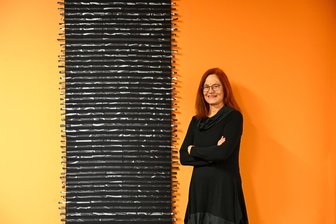 Was eine Chemnitzer Künstlerin an Linien fasziniert - Christiane Kleinhempel an einer ihrer Arbeiten in der Ausstellung, einer Webfahne.