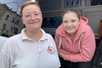 Was eine ehrenamtliche Retterin mit den Stars in Bad Elster hinter der Bühne erlebt - Anderen zu helfen, wenn die in Not sind, ist Sandra Ebert und Tochter Grace wichtig.