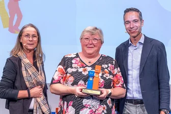 Was eine Ehrenamtsfrau aus Auerbach nun von Porsche bekam - Preisverleihung der Ferry Porsche Challenge 2024 an Brigitte Mothes (Mitte) im Porsche-Museum.