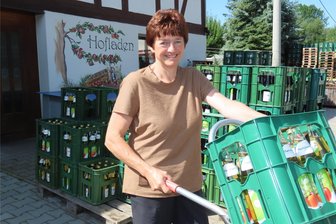 Was eine eiskalte Aprilnacht für die Fruchtsaftkelterei Mehlhorn in Westsachsen bedeutet - Dorette Hieronimus kann Kunden derzeit noch Apfelsaft aus dem Vorjahr anbieten. Mehr als 30 verschiedene Sorten Saft produzieren die Mitarbeiter der Langenbernsdorfer Lohnmosterei. Ganz neu im Angebot ist Mandarine.