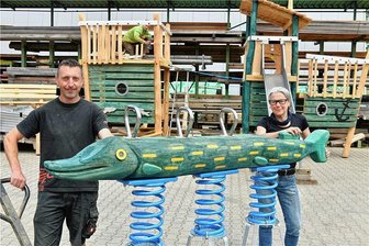 Was eine „Eselei“ mit Spielplatzbauern in Langenau zu tun hat - Zimmerermeister Kai Felgner und Werkform-Geschäftsführerin Andrea Haupt an einem Wackelhecht, der aus Robinie für einen Spielplatz in Breege gefertigt wurde.