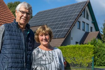 Was eine Familie die Energiewende kostet - Die Adresse ist Programm: Barbara und Wolfgang Oehlmann leben "An der Sonnentrasse". Die Familie baute sich eine Photovoltaik-Anlage mit Speichern ins Haus, um unabhängiger vom Energiemarkt zu sein. 