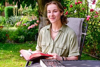 Was eine junge Crimmitschauerin nach ihrem Abitur mit der Traumnote 1,0 vor hat - Das Lesen von Romanen oder Fantasy ist eine der Lieblingsbeschäftigungen von Kristina Hauser. Dabei erholt sie sich vom Abi-Stress.