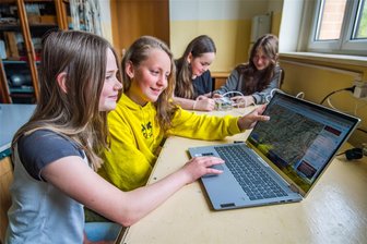 Was eine Oberschule im Erzgebirge mit einem Schwarmbeben im Vogtland zu tun hat - Luisa Kaiser, Marlene Gerber, Klara-Alinda Anger und Lena Krutz (von links) aus der 6. Klasse gehören zu den Schülerinnen und Schülern, die sich für das Thema Erdbeben und ihre Messung interessieren.