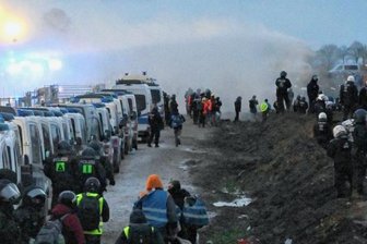 Was eine Plauenerin bei Protesten in Lützerath erlebt hat - Klimaaktivisten und Polizisten standen sich an der Abbruchkante während der Proteste vergangenes Wochenende gegenüber, als das Gelände im Erkelenzer Weiler Lützerath für den Kohleabbau geräumt werden sollte.