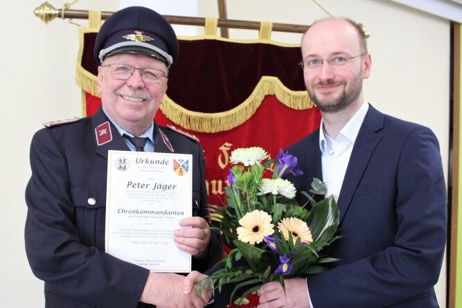Was einem Ehrenkommandanten der Feuerwehr unter die Haut geht - Bürgermeister Thomas Mauersberger (r.) ehrt Peter Jäger. 