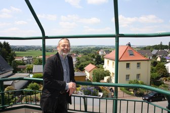 Was einen 67-Jährigen seit vielen Jahrzehnten mit einem Seniorenheim verbindet - Matthias Flachowsky genießt gern mal den Blick vom „Haus Abendfrieden“ hinüber nach Werdau.