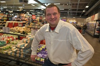 Was einen jungen Großstädter ins Erzgebirge zieht – Chemnitzer übernimmt Rewe-Markt - Der neue Inhaber des Rewe-Marktes im Paletti-Park Lugau ist Christoph Görs.