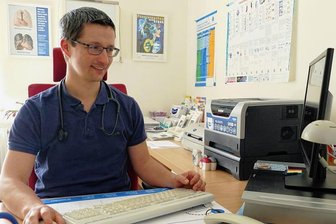Was einen jungen Hausarzt aus der Großstadt aufs Land ins Erzgebirge zieht - Johannes Lohr an seinem neuen Arbeitsplatz im MVZ.