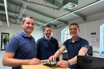 Was einen jungen Mann aus Bayern nach Frankenberg verschlagen hat: „Etwas machen, womit ich mich auskenne“ - Simon Illek (M.) mit Betriebsleiter Jens Rauch (r.) und Produktmanager Steffen Titl in den neuen Räumen der TCE-Entwicklungsabteilung.
