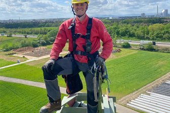 Was einen jungen Rechenberger auf 100 Meter hohe Maste zieht - Jonas Krause in seinem Metier: Der 22-jährige Rechenberger vom LTB Lichtenberg sorgt dafür, dass Hochspannungsleitungen gut und sicher über 70 bis 100 Meter hohe Maste gezogen werden.
