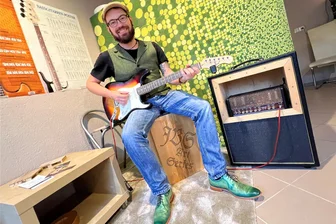 Was einen selbst gelernten Instrumentenbauer nach Frankenberg bringt - Jonny Schreiber liebt die Musik. Er baut und repariert Instrumente und spielt sie auch selbst.