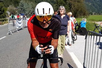 Was einen verrückten Radsport-Oldie aus Zwickau glücklich macht - Stephan Künzel startete in St. Johann auf einer modernen Zeitfahrmaschine.
