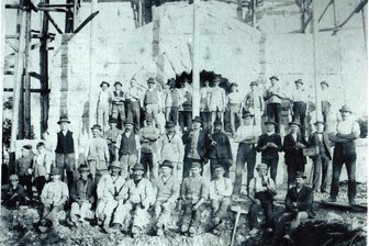 Was einst mit Bismarck begann: Kuhbergturm bei Netzschkau besteht seit 125 Jahren - Die Arbeiter ließen sich im Jahr 1900 kurz vor der Fertigstellung des 21 Meter hohen Bismarckturms auf dem Kuhberg bei Netzschkau fotografieren.