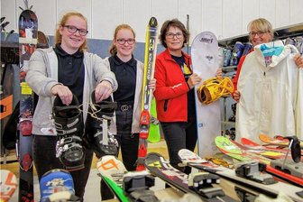 Was Eric Frenzels Ski mit einem Kleinbus zu tun haben - Marie und Sophie Grunert (Klasse 9), die Pädagoginnen Doris Kalkbrenner und Germaid Hänel sowie Emily Grunert (Klasse 11, v. l.) gehörten zu den zahlreichen freiwilligen Helfern des 20. Skiflohmarktes. 