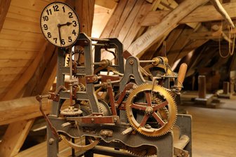 Was Erzgebirger über die Zeitumstellung denken - Ein echter Hingucker, das alte Uhrwerk der Gelenauer Kirche. Hier auf dem Dachboden ist die Zeit ausnahmsweise stehen geblieben.