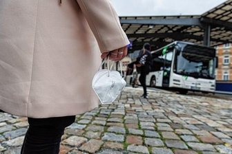 Was Erzgebirger vom Wegfall der Maskenpflicht halten - Eine FFP2-Maske muss in den Bussen des Öffentlichen Personennahverkehrs im Erzgebirge seit Montag nicht mehr getragen werden. Stattdessen wird nur noch "dringend empfohlen", eine Maske zu tragen. 