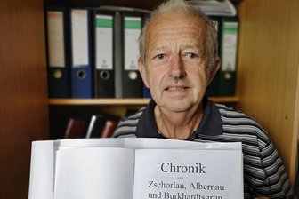 Was erzgebirgische Soldaten in Feldpostbriefen über ihre Kriegserlebnisse berichteten - Heinz Schramm ist in Zschorlau bekannt geworden für seine Ortschroniken. Jetzt hat er ein neues Buch herausgebracht.