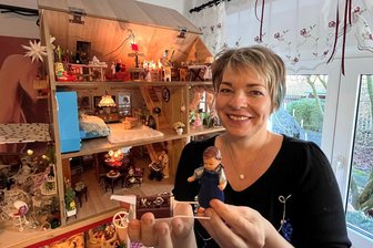 Was es beim Weihnachtszauber in Schneidenbach Neues zu entdecken gibt - Peggy Söhnel mit dem neuen Hausmeister vor ihrem geliebten fünfstöckigen Puppenhaus.