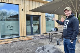 Was es im Naturbad Niederwiesa 2025 Neues gibt - Naturbad-Betreiber Frank Buschbeck zeigt auf den komplett erneuerten Imbiss in Niederwiesa.