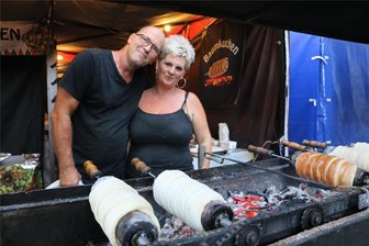 Was es in den Kochtöpfen und Pfannen beim Mittelalterfest in Mylau zu entdecken gab - Gabriela und Thomas Csernus zeigen ihre beliebten Baumkuchen, die über dem Feuer gebacken werden.