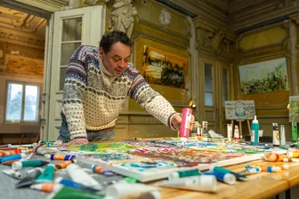 Was es in einer alter Fabrikantenvilla im Vogtland jetzt zu entdecken gibt - Ein buntes Mitmach-Bild zum Thema Mut hat Peter Ludwig ins Zentrum der Villa Wolff platziert. Hier werden Besucher noch an den kommenden Wochenenden bis zum 16. März (14 bis 17 Uhr) zur Interaktion aufgefordert.