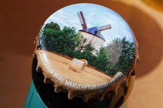 Was es mit dem neuen Mühlenbier der Syrauer Windmühle auf sich hat - Das Mühlenbier aus Görlitz. 90 Flaschen konnten die Syrauer ergattern, um sie zum Mühlentag anbieten zu können.