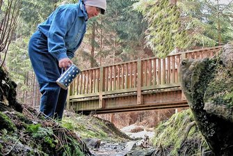 Was es mit dem Osterwasser auf sich hat - Osterwasser holen gehörte einst auch im Vogtland zum Fest. Dieser Brauch wurde in Haselbrunn nachgestellt.
