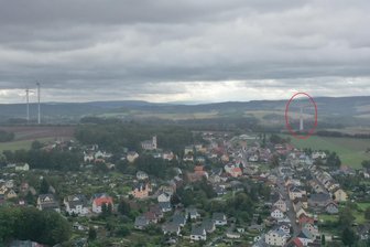 Was es mit dem Windrad-Stumpf an der A 72 bei Zwickau auf sich hat - Im roten Kreis ist ein halbes Windrad zu sehen.