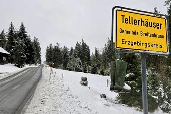 Was es mit den Gummistiefeln am Ortseingangsschild von Tellerhäuser auf sich hat - Am Ortseingangsschild von Tellerhäuser hängen seit Silvester Gummistiefel. Aber nicht nur dort.