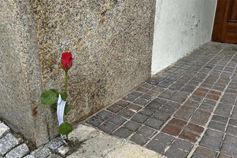 Was es mit den roten Rosen vor Gebäuden in Plauen auf sich hat - So wie hier an der Bahnhofstraße befinden sich vor mehreren Gebäuden in der Stadt rote Rosen.