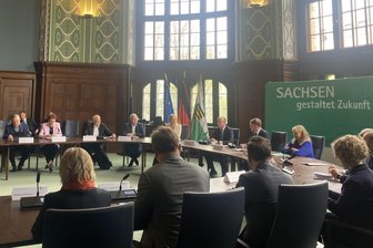 Was Experten der Kretschmer-Regierung zur Entlastung der Kommunen vorschlagen - Am Montag übergab die sechsköpfige Expertenkommission (am hinteren Teil des Tisches) im sogenannten Bienenkorb der Staatskanzlei ihren Abschlussbericht zur Entlastung der Kommunen an das CDU/SPD-Kabinett.