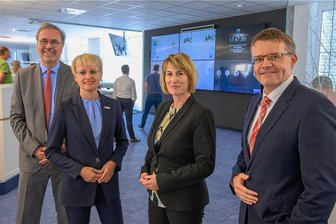 Was Experten in diesen Krisenzeiten zur Geldanlage raten - Die Expertinnen und Experten für das Thema "Geldanlage in Krisenzeiten" im Newsroom der "Freien Presse": Gunnar Bertram (von links), Vorstand der Volksbank Chemnitz, neben Verena Heinze, Bereichsleiterin Vertriebsmanagement und Vertreterin des Vorstandes der Sparkasse Chemnitz und Alice Neumann, Niederlassungsleiterin Privatkunden der Commerzbank Sachsen sowie Frank Binz, Director - Leiter Privatkunden Marktgebiet Chemnitz-Leipzig der Deutschen Bank. 