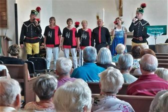 Was Falkenau mit Thomas Gottschalk verbindet - Das Erzgebirgsensemble Aue ist in der Kirche Falkenau aufgetreten.