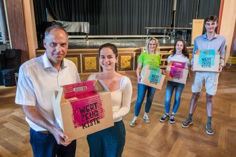 Was fast 1000 Gymnasiasten aus dem Erzgebirge mit auf den Weg bekommen - Andreas Ebert (Firma Wesko) überreicht Milena Meyer eine Kiste. Insgesamt werden 945 verteilt.