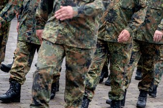 Was fehlt der Bundesrepublik zur Wehrpflicht? - Der Wehrdienst soll wieder attraktiver werden. Aber wenn sich nicht genug Freiwillige für den Dienst in der Bundeswehr finden, soll wieder eine Wehrpflicht eingeführt werden.