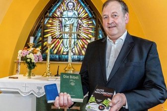 Was feiern wir am 31. Oktober - Reformationstag oder Halloween? - Die Übersetzung der Bibel ins Deutsche sei ein wichtiges Verdienst Martin Luthers, sagt der evangelische Pfarrer Uwe Büttner in der Gornauer Kirche.