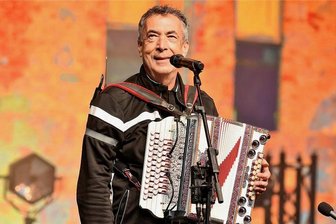 Was für ein Abend: So begeisterte Hubert von Goisern im Naturtheater Bad Elster sein Publikum - Hubert von Goisern und seine Band haben am Pfingstsamstag für Hochstimmung im Naturtheater Bad Elster gesorgt.