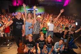 Was für ein Erlebnis: So rockten die Heavy Kids aus Oelsnitz mit Stefanie Hertel auf Schloss Voigtsberg - Stefanie Hertel (rechts), Lanny Lanner (Mitte) und Johanna Mross von der Country-Rockband More Than Words legten mit den Kindern der Schulband Heavy Kids von der Grundschule Am Stadion einen gefeierten Auftritt hin.