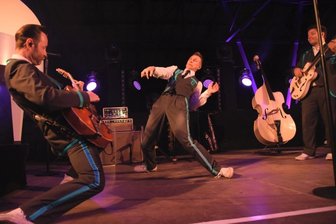 Was für ein Fest-Wochenende! - Stimmungskanonen: The Firebirds aus Leipzig spielen am Sonnabend im Oelsnitzer Freibad Elstergarten. Im Bild von links: Krusdy van Friday (Gitarre), Guido Gentzel (Mitte) und Konrad Schöpe (rechts). 