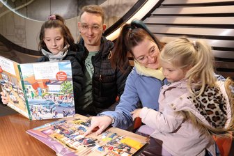 Was für ein Gewimmel: Zwickauer finden sich in Wimmelbuch wieder - Familie Müller – Nadine und Philipp mit ihren Töchtern Lilly (8) und Sina (3) – haben sich im Wimmelbuch entdeckt.