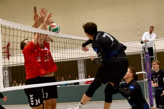 Was für ein Jahr: Reichenbacher Volleyballer blicken auf Höhen und Tiefen zurück - Reichenbachs Yves Heinig (rechts, Nummer 7) kommt hier mit seinem Angriff am Block der Delitzscher vorbei.