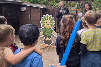 Was für ein Maskottchen die Zwickauer Kita „Pusteblume“ zum großen Jubiläumsfest vorgestellt hat - Die Wahl war angesichts des Namens der Kita keine große Überraschung, kam aber prima an.