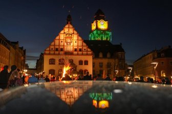 Was für ein Wochenende! - Besondere Kulisse auf dem Plauener Altmarkt: Osterprozession und beleuchteter Rathausturm. 
