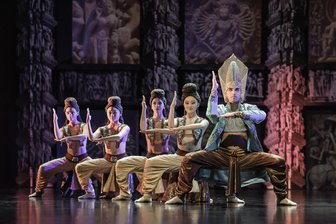 Was für eine Inszenierung! Ballettchef bringt Zuschauer in Plauen mit indischer Geschichte aus dem Häuschen - Jetzt wird es indisch im Ballett: Helena Goncalves (von links), Yuria Takahashi, Gaia Rita Sessa, Mimori Hosokawa und Davide Gentilini.
