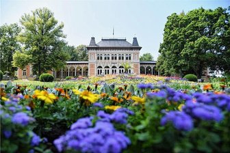 Was für eine Pracht: Bad Elster im sommerlichen Blumenkleid - Blütenpracht pur: Der Blick aufs Königliche Kurhaus von Bad Elster.
