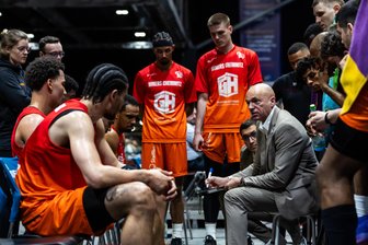 Was Fußballer Kylian Mbappé und ein spanischer Trainer aus Paris mit der Saison der Niners Chemnitz zu tun haben - Ein Mann der klaren Worte: Niners-Cheftrainer Rodrigo Pastore bei einer Auszeit-Ansprache.