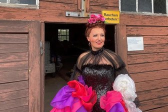Was Gäste der Seebühne Kriebstein oft nicht wissen: Die Geheimnisse der Csárdásfürstin - Sopranistin Tonje Haugland vor der Lagerhalle der Talsperrenverwaltung an der Seebühne Kriebstein, wo sie sich vor den Vorstellungen einsingt. Die Norwegerin gibt im Wechsel mit der argentinischen Primadonna Leonora Weiß-del Rio vom Mittelsächsischen Theater die Csárdásfürstin.