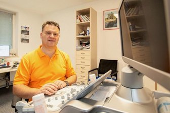 Was gegen Ärztemangel im Vogtland hilft - Wie weiter auf dem Land? "Eine rollende Ambulanz wäre ein qualitativer Rückschritt, den keiner will." Jens Volkmar praktiziert als Internist in Plauen und ist Chef des Ärztenetzes Vogtland.