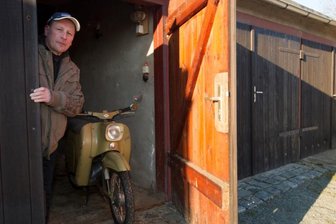 Was gehört heute zum Hausrat? - Eine Schwalbe macht noch keine Freude: Falk Gentzsch aus Plauen wurden zwei Mopeds aus einer Garage gestohlen. Nur die olivgrüne Schwalbe ließen die Diebe stehen.